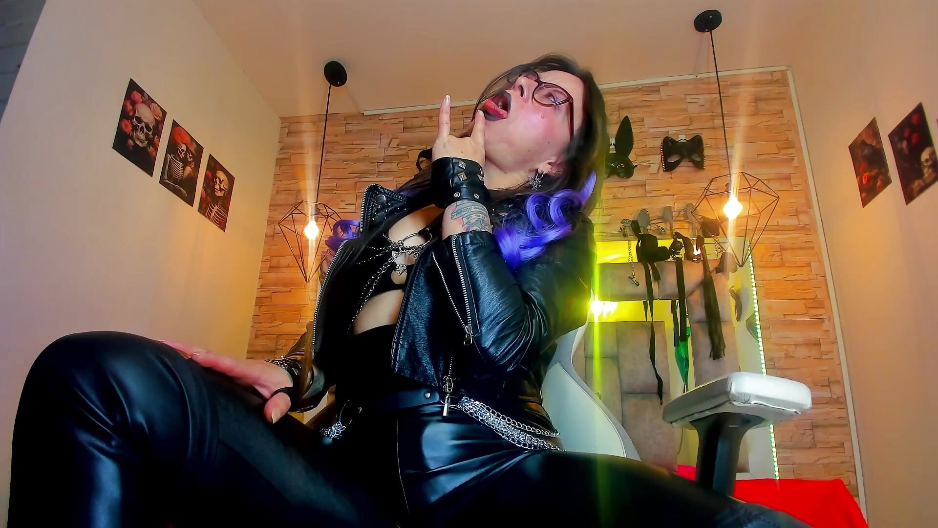 Do you like leather?... 🔥😈🤘🖤 - video by Evangelinejoness_ cam model