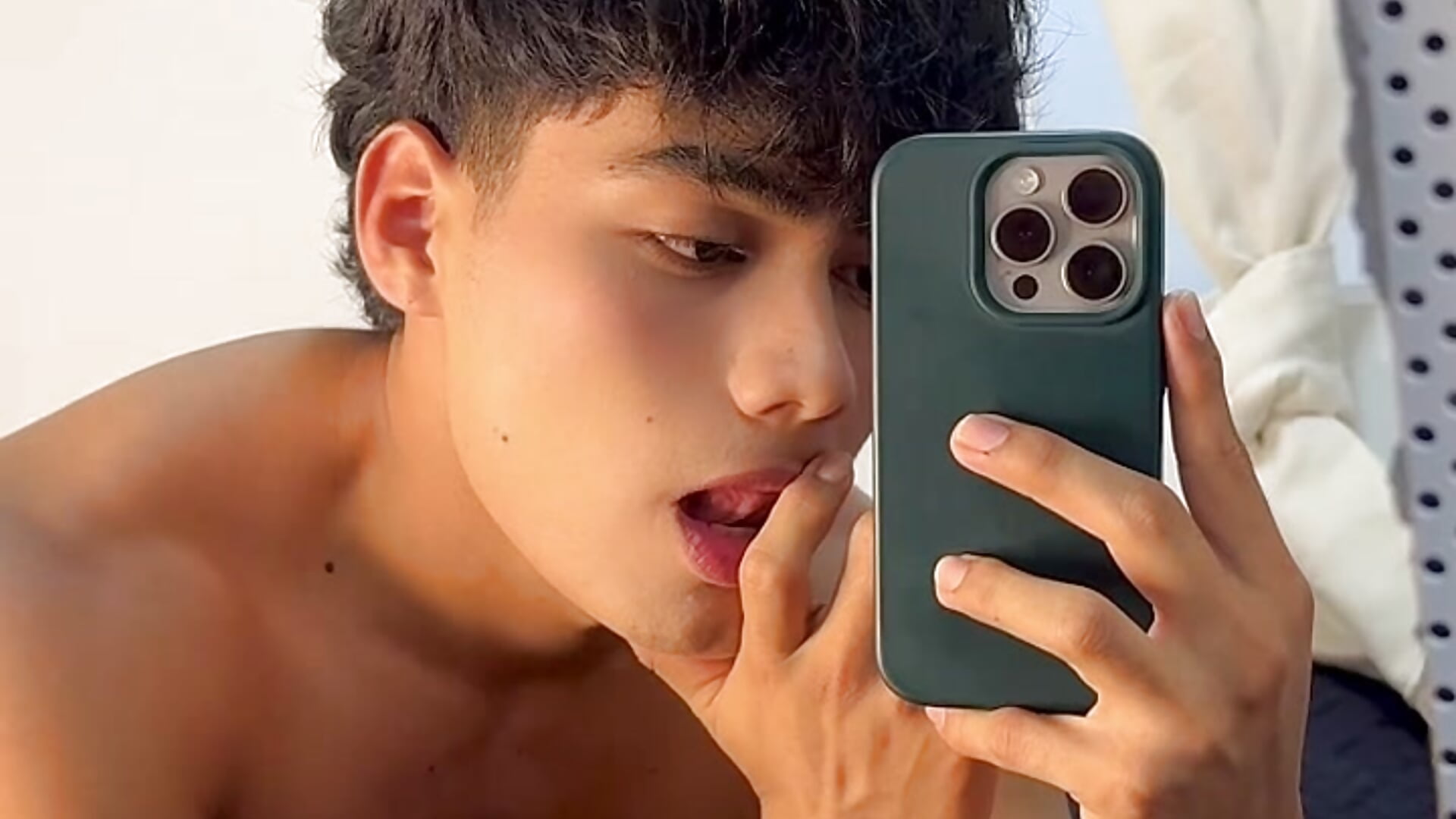 “Lo mejor de mí no se ve aquí… se descubre en privado 😏🫀 - video by Baby_santi_ cam model