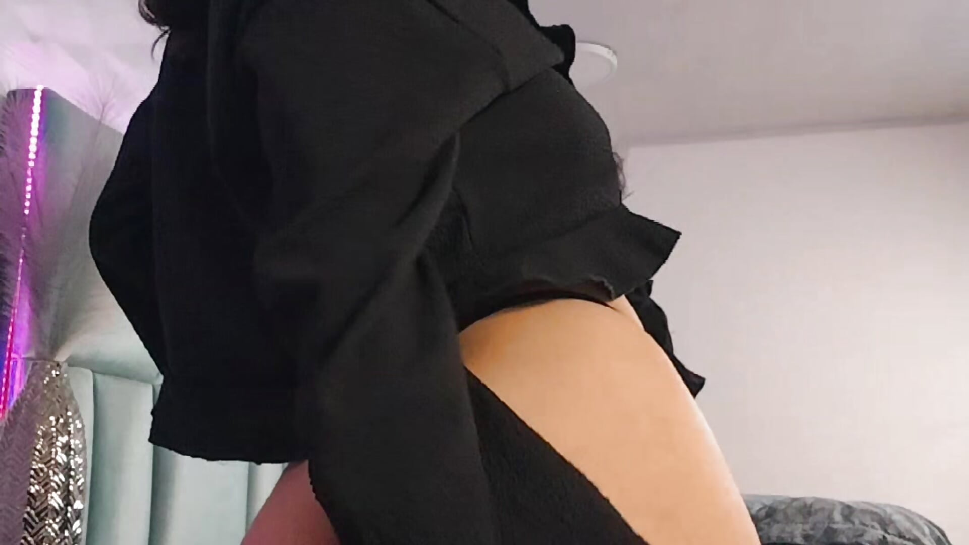 The exact fall of the neckline. - ক্যাম মডেল HollyPeach-এর ভিডিও