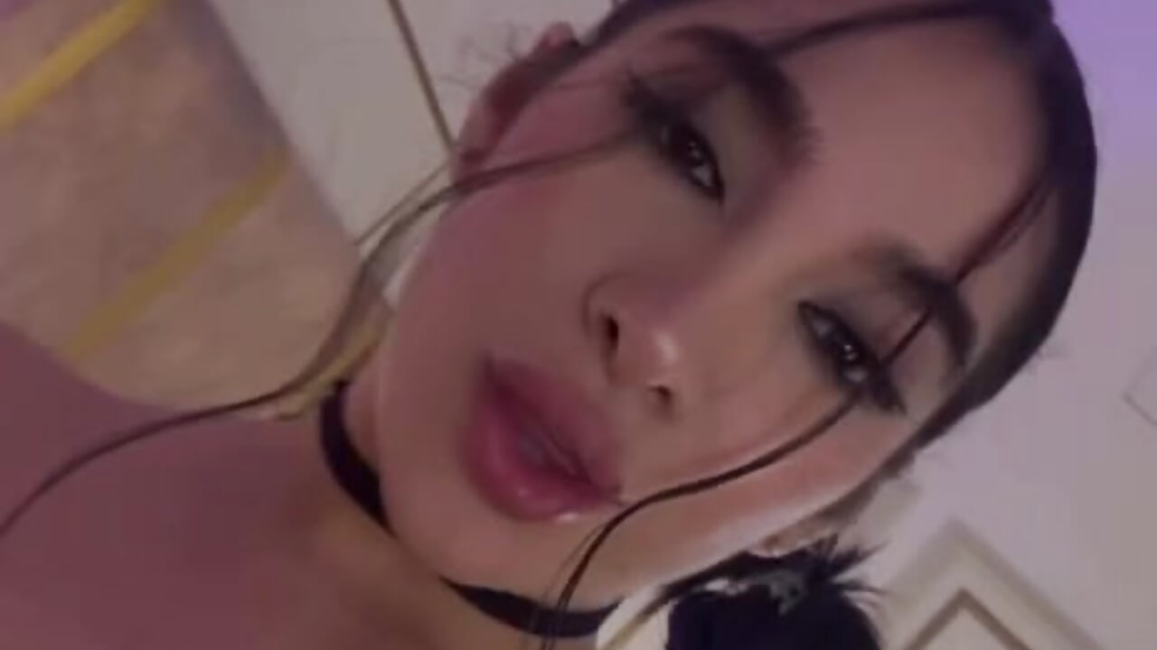 Twerk with the mirror - video oleh lyrabellini kamera model