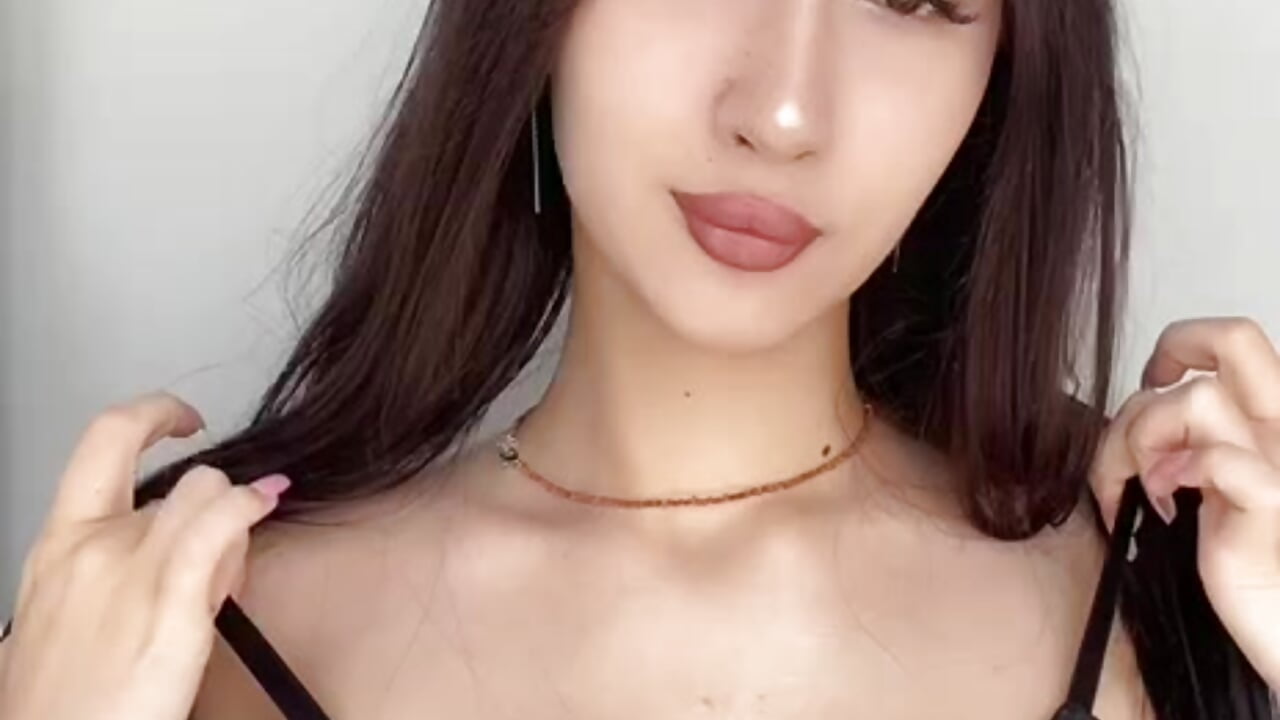 Cute face - video by ElsaManspeaker cam model