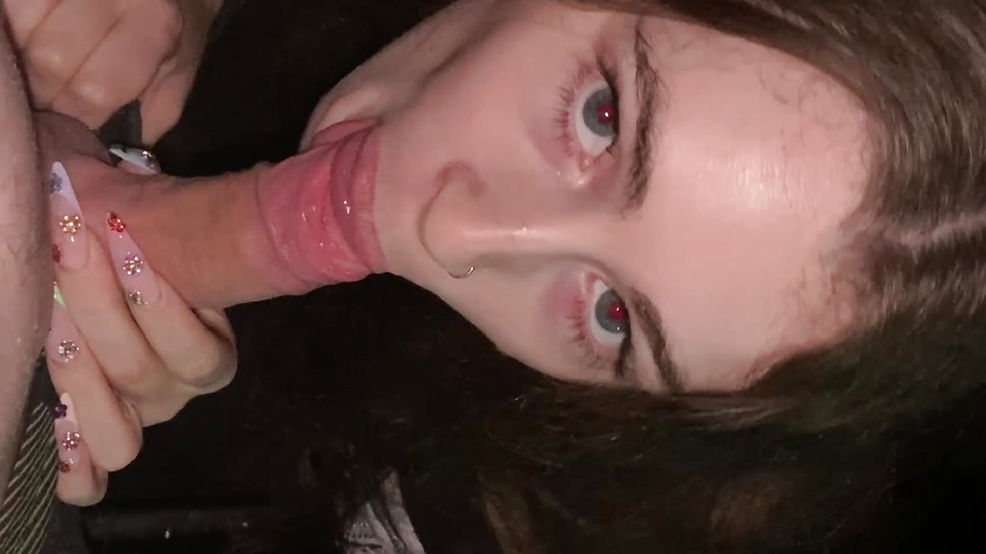 je le suce a la station de lavage et il gicle sur mon visage (cheveux chatains)