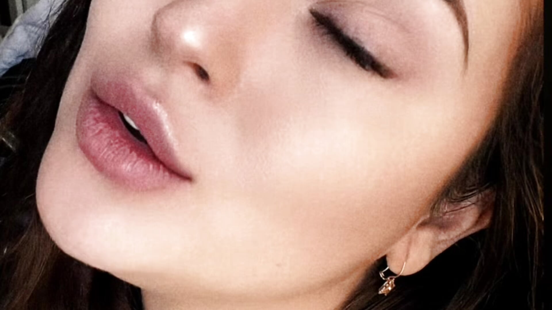 Can u feel my heart 🖤 – video od webkamerové modelky AliceOfWondersS