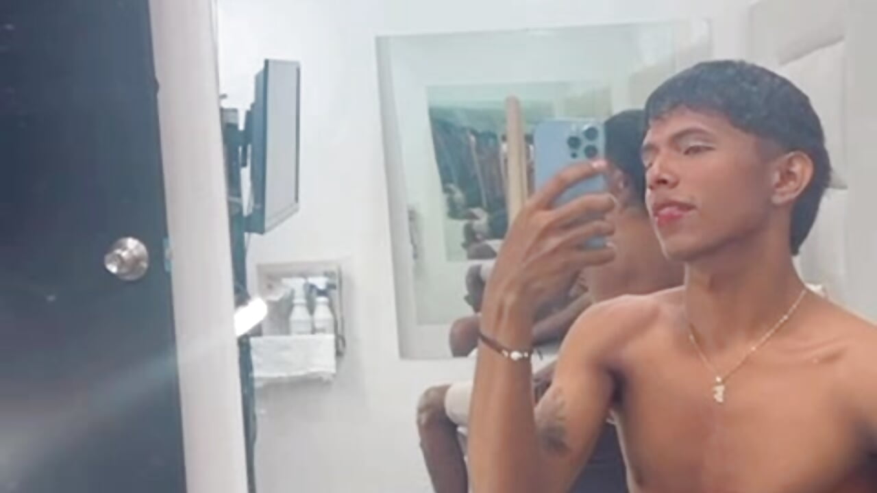 1000163557 - video oleh model kamera Mick_storm