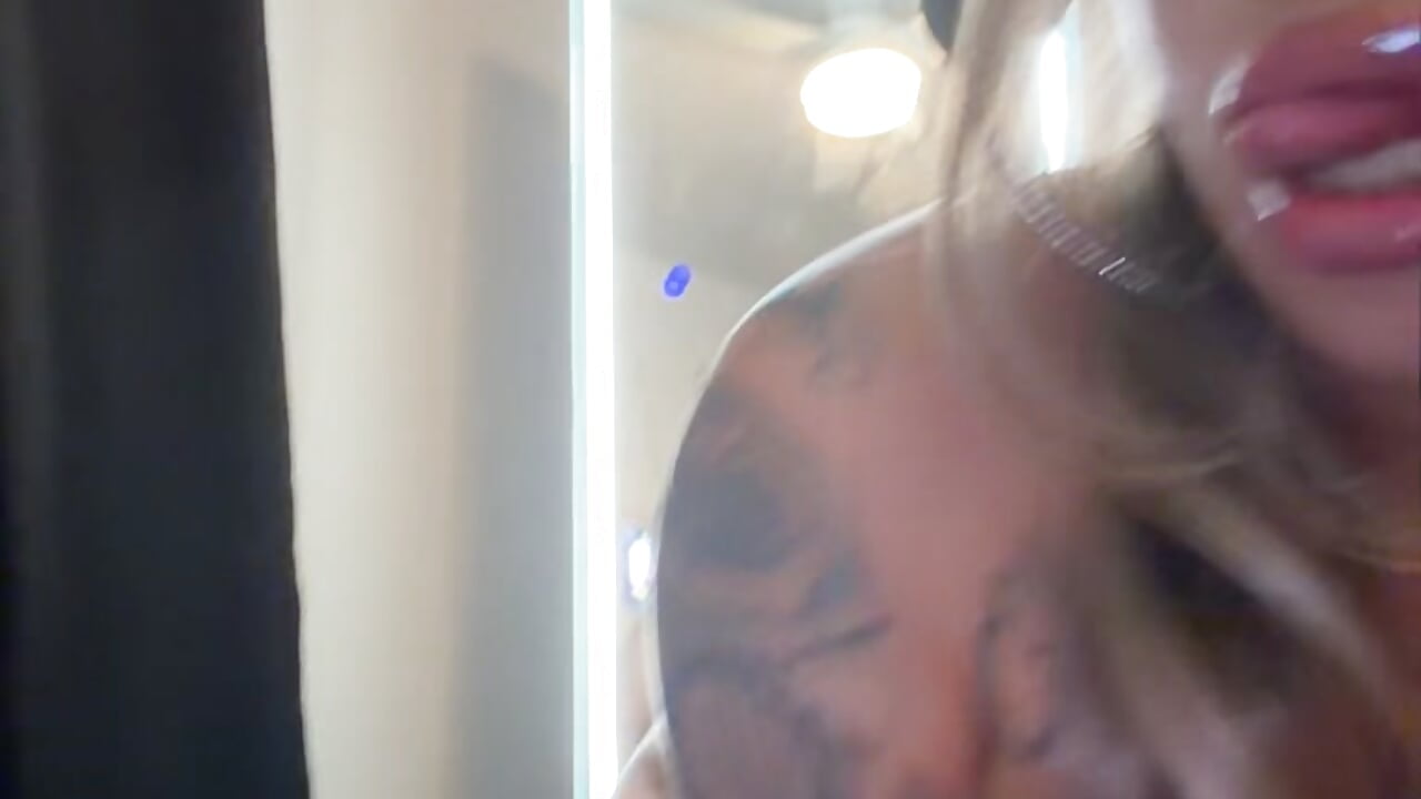 Pound me ? - video by YourFavorite_Daiisy cam model