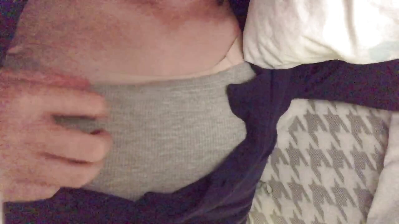女大学生在宿舍偷偷拍漏胸视频