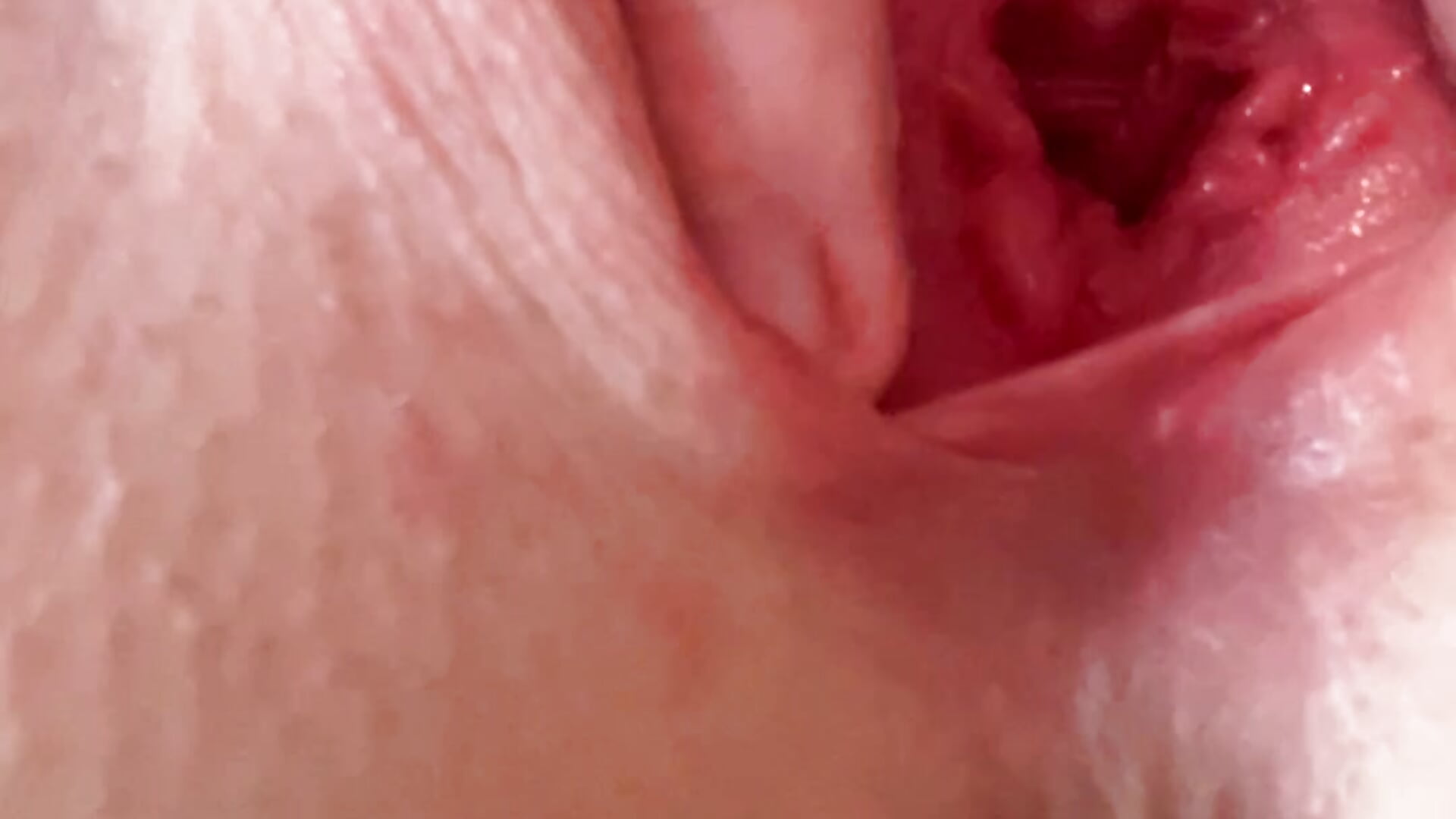 She shows her body and masturbates 🥵