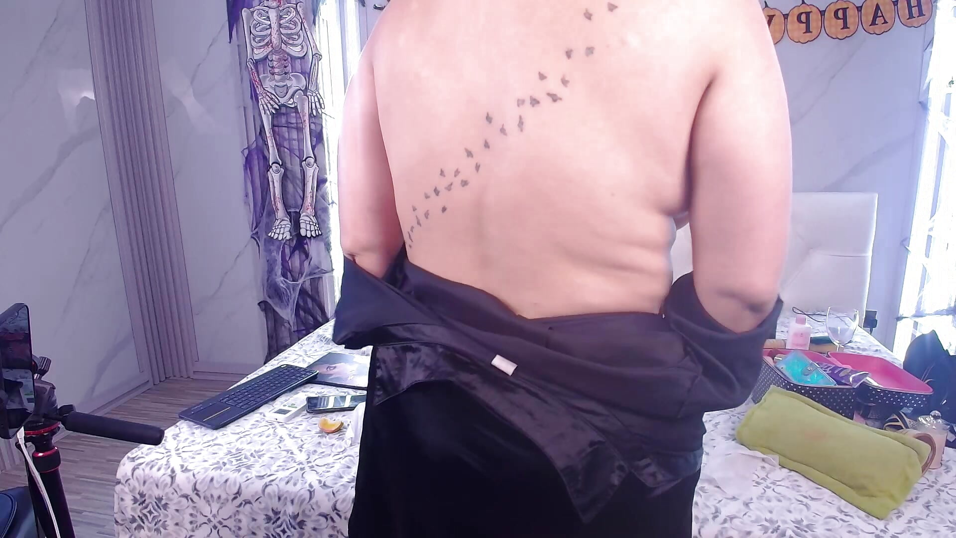 Showing my tattoos tour－カメラキャストのYvonny27の動画