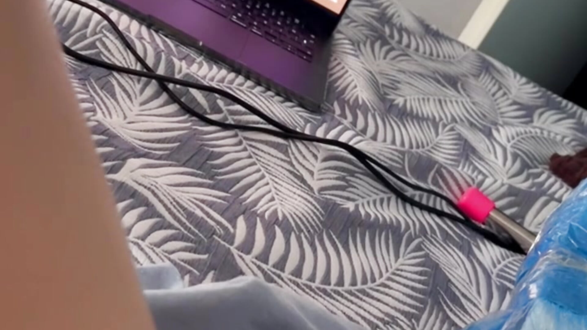 PORNO İZLERKEN KENDİMDEN GEÇİYORUM / Watching porn and ejaculating - Vídeo de QuennNefertiti, modelo de vídeos