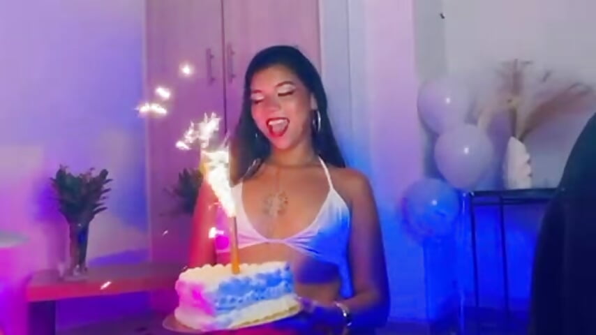 singing my birthday ✨🤍 - video by ivonyrose_ cam model