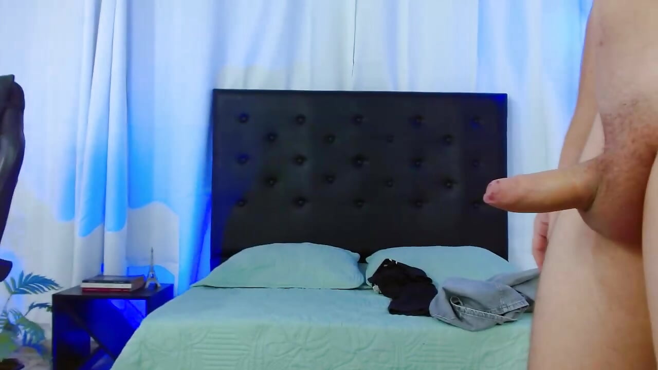 Standing masturbation and playing in my bed. - video oleh Mattass18 kamera model