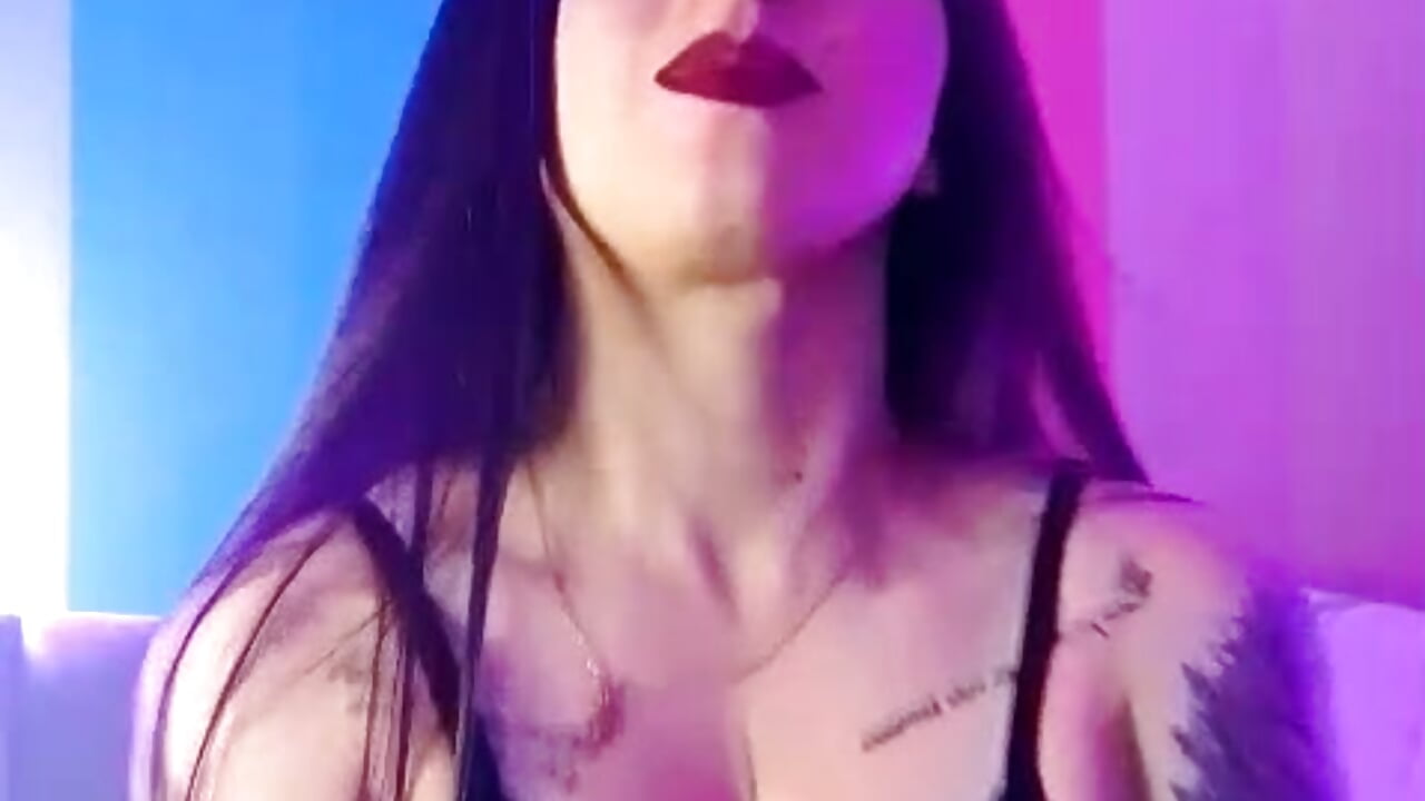 Come closer... I want to be your favorite temptation. 😏💋 – video modela na kameri JuliethCruz_