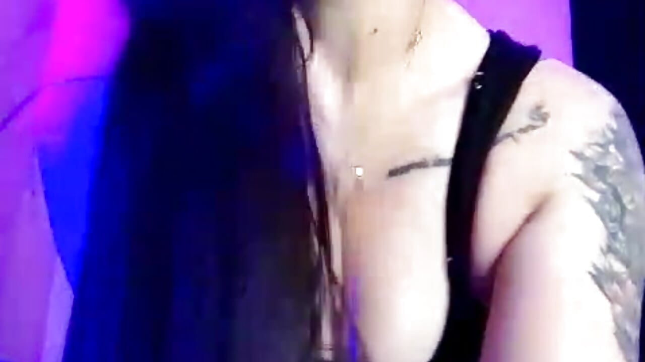 “Today I feel like being your temptation. 🔥” - JuliethCruz_ 캠 모델의 동영상