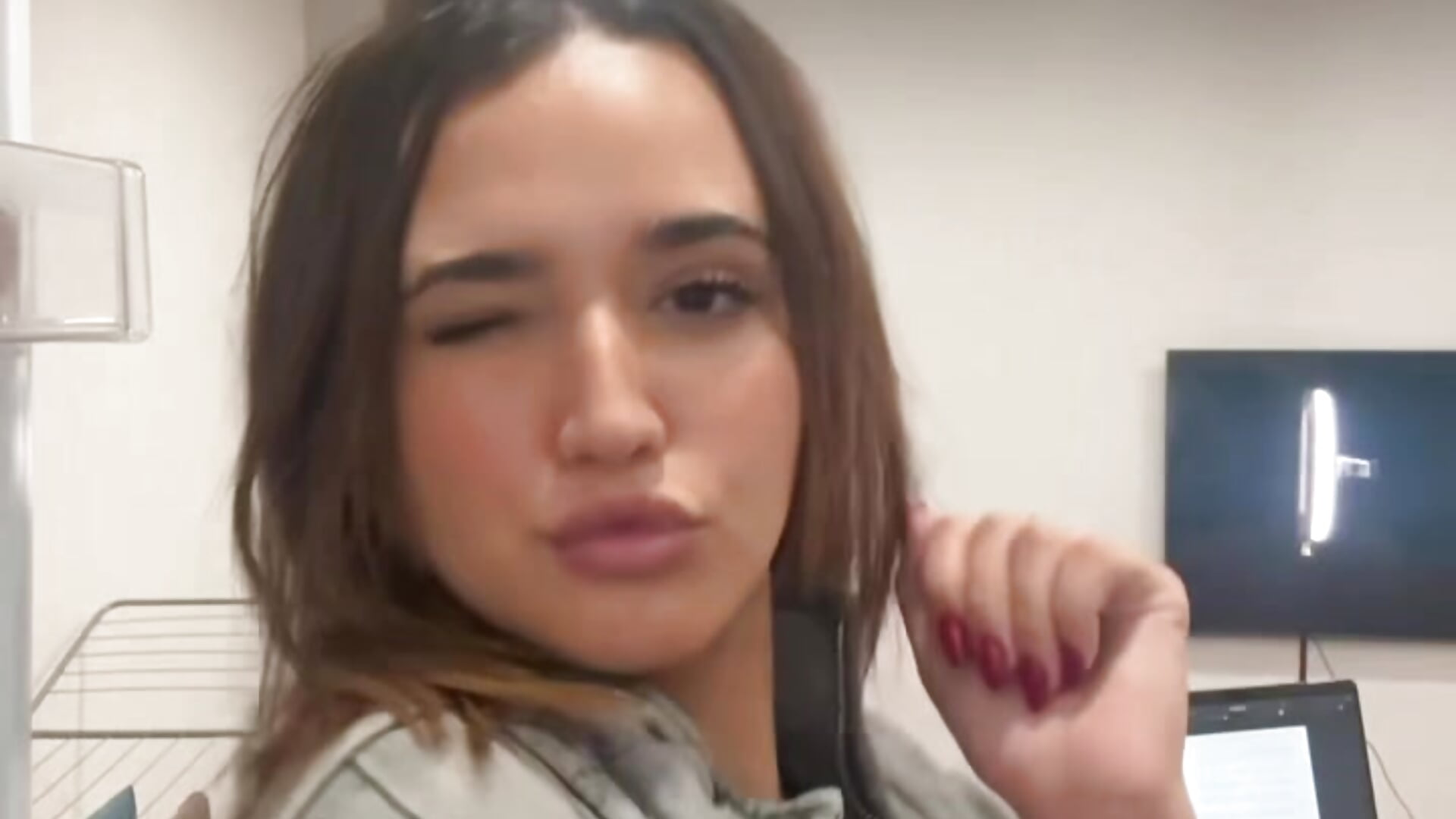 TikTok Trend - video by eva_dsstt cam model