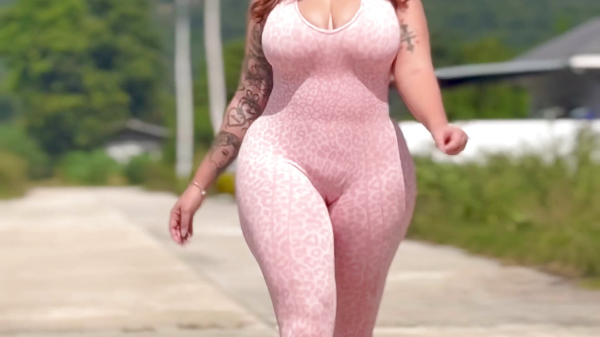 Tall woman in a playsuit 🩷 - vidéo du modèle de showcams Amiraxevans