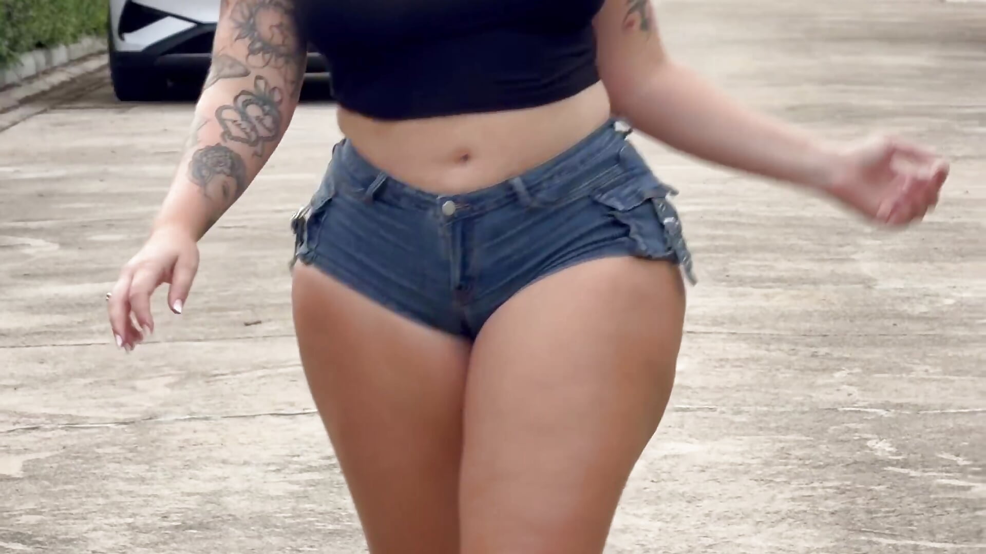 Tiny shorts and a tight t shirt 😳 — filmik Amiraxevans, modela(-lki) na kamerkach