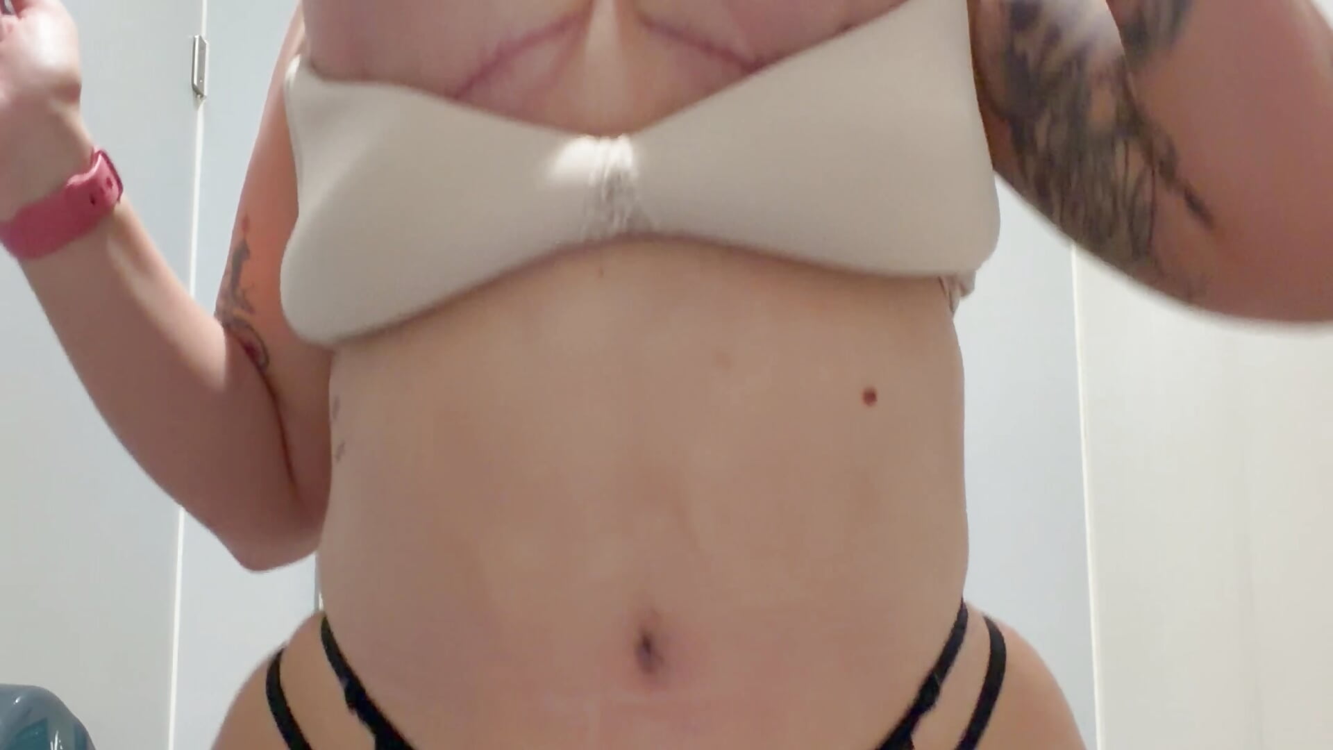 Squirting in the mall - video by Amiraxevans cam model