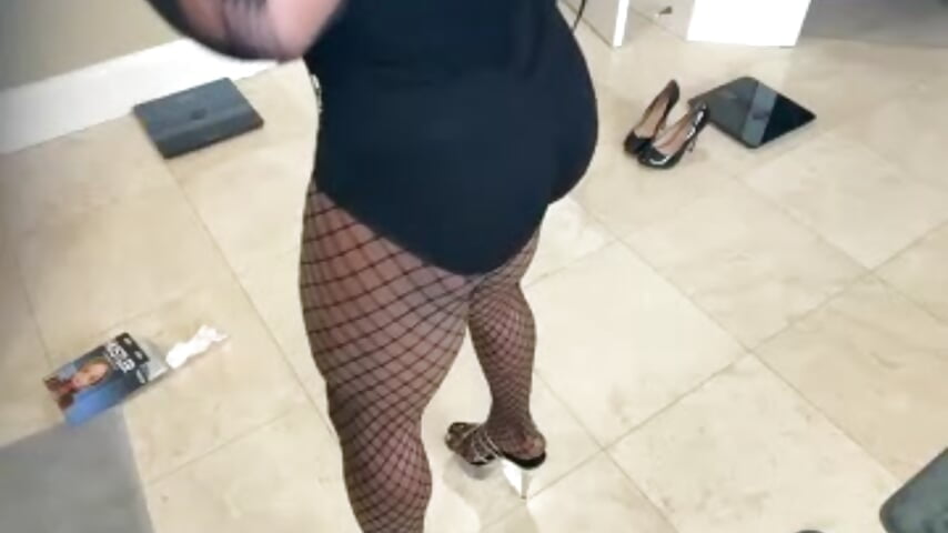 Getting Sexy For Livestream - video by SergiaDIOR_TS cam model