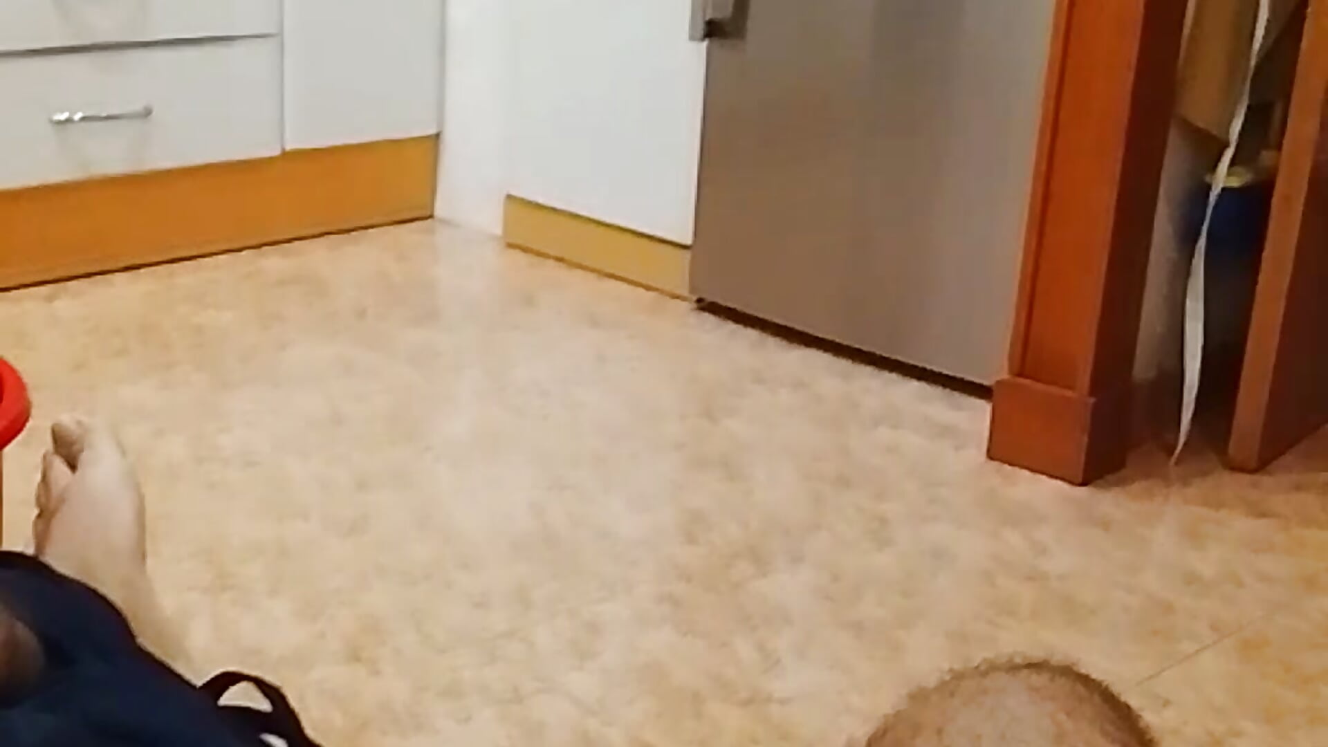 La compañera de piso se asoma, me pilla desnudo,mirar sombras del suelo - vídeo de la modelo de cam juliatoo