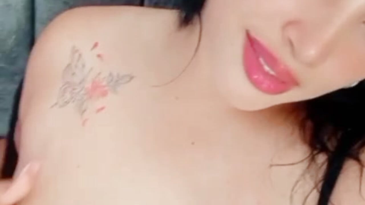 viens essayer mes lèvres riches💋💋 - video oleh roxane- kamera model