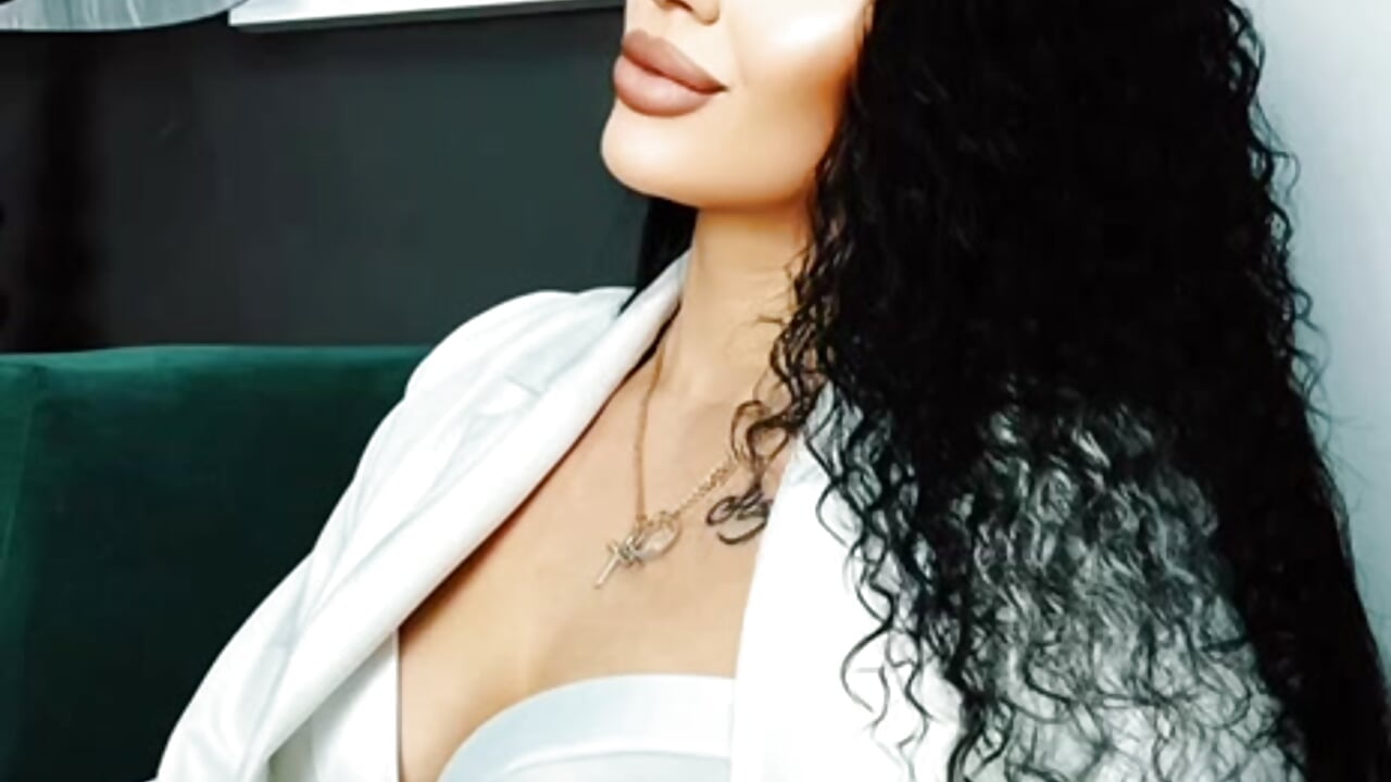 I'm not perfect, I'm unique, and that's enough to drive you crazy.💕💜 - vídeo de Wild_Angel999 modelo de câmara