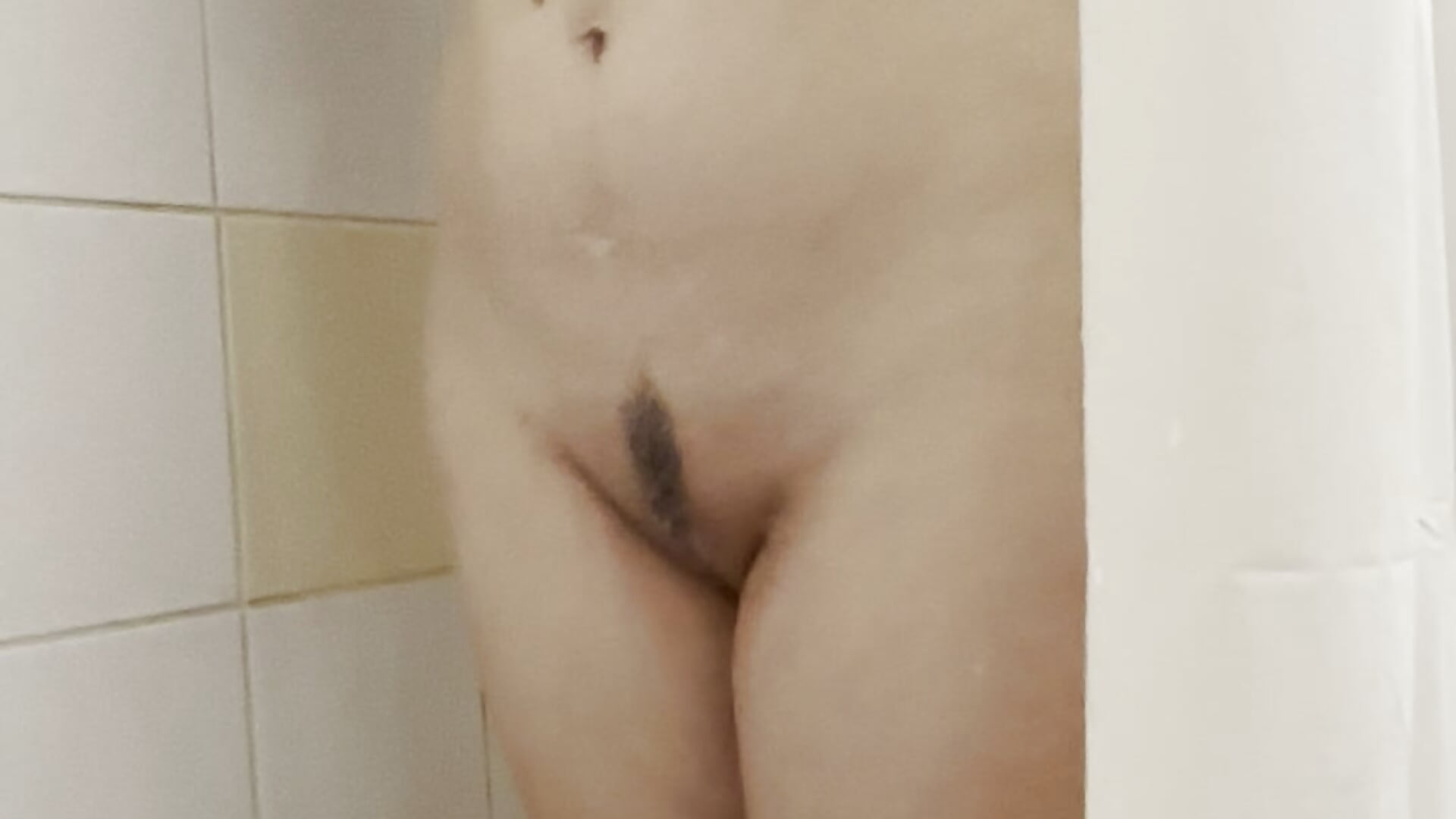 Mon coloc m'a espionnée sous la douche (et j'ai rien vu !)