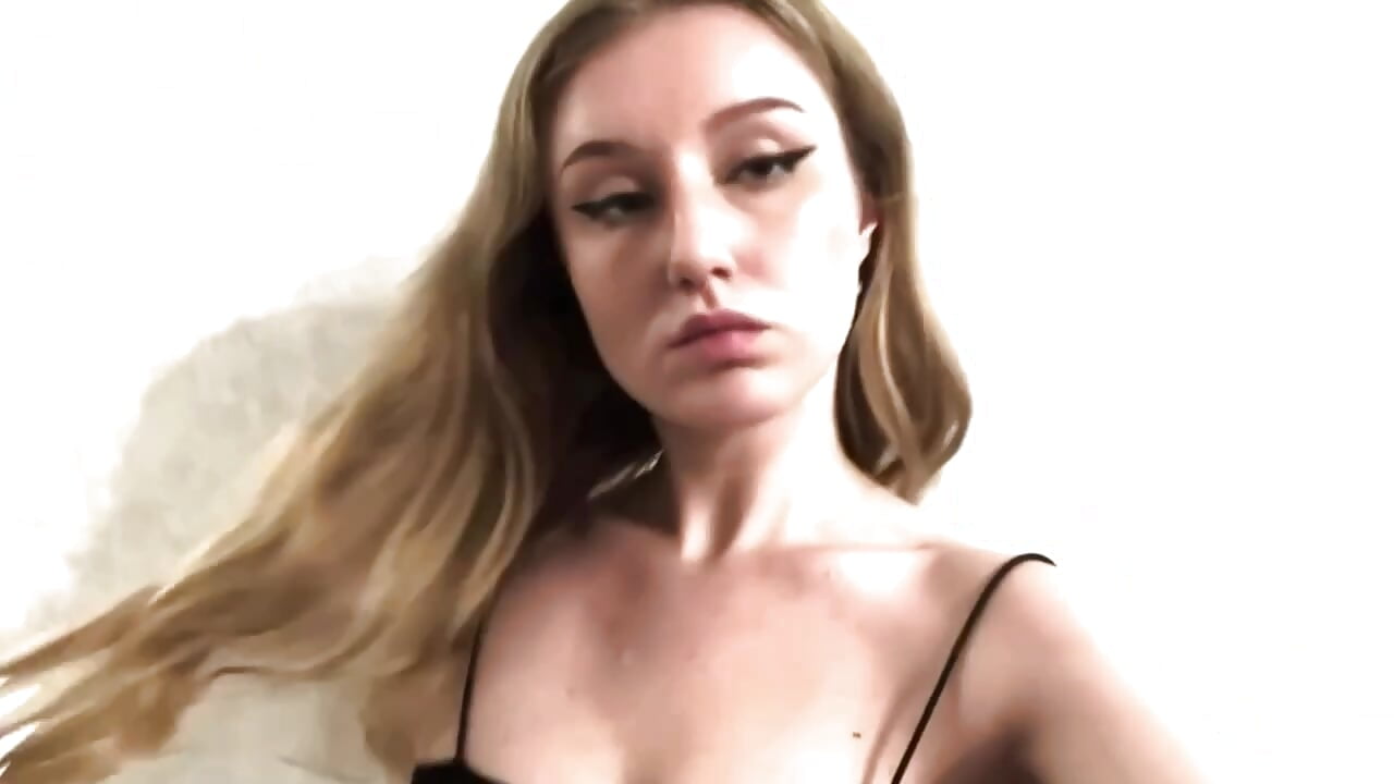 look at my eyes - video by PriscillaPowell cam model