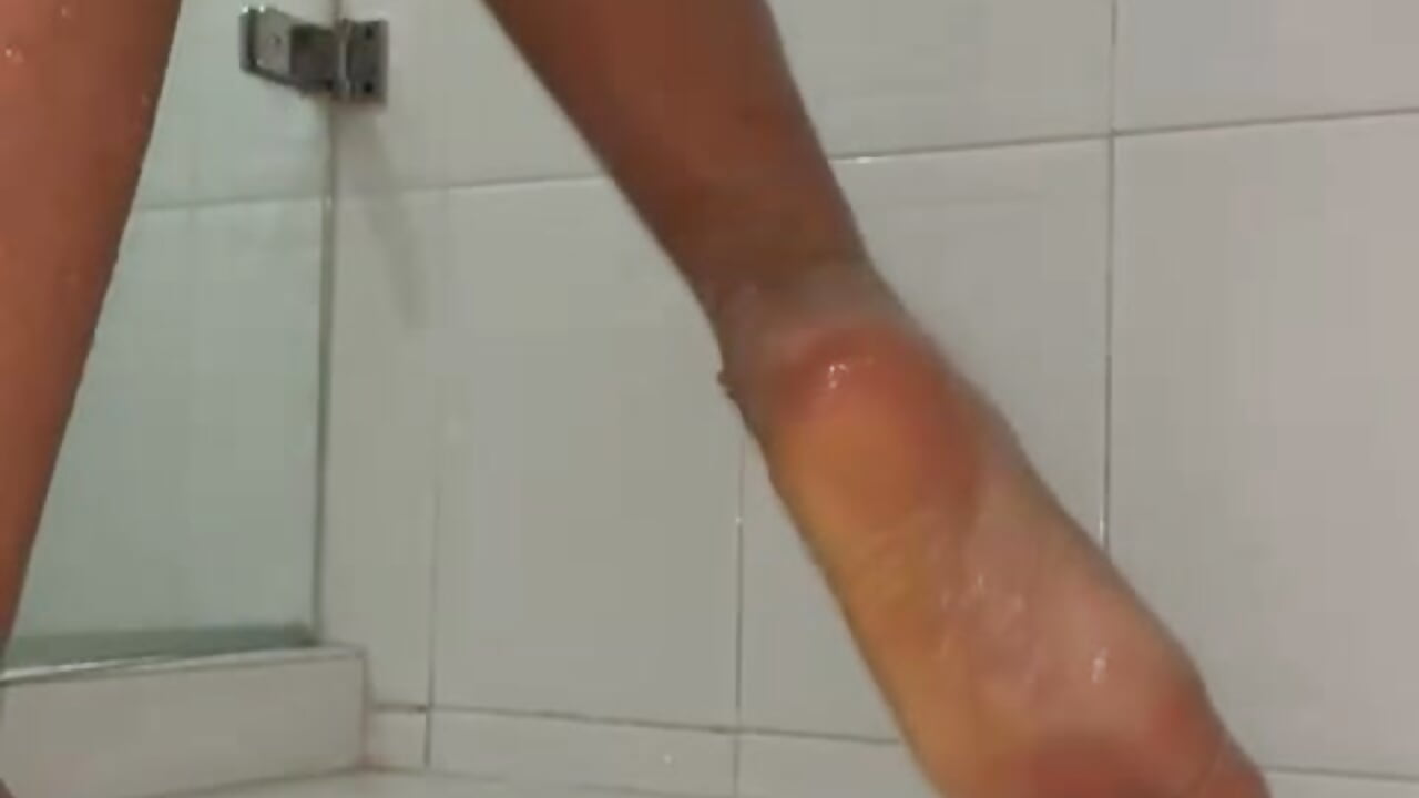 Soft, playful, and addictive… my feet know a thousand ways to drive you crazy. 👣💦 - video oleh model kamera goddessfeetxx