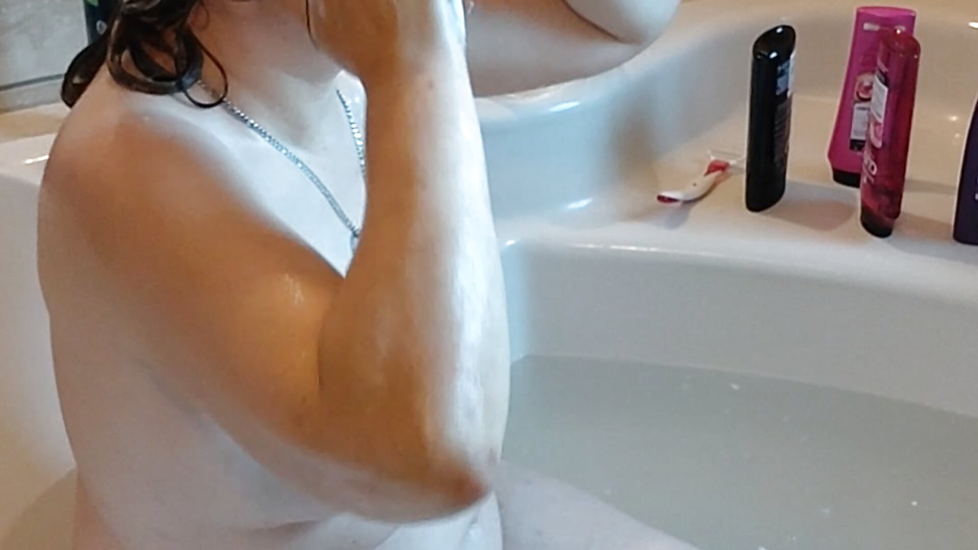 Ein Bad ist was schönes, vor allem bei dem Wetter. In einer schönen grossen Eckbadewanne.