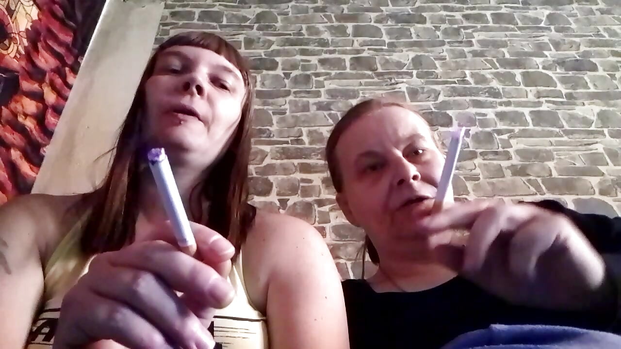 Rauchen mit Yv auf dem Sofa