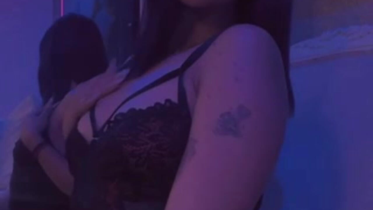 "Tell me your favorite part… 😈✨" – video modela na kameri Cherry_Stone