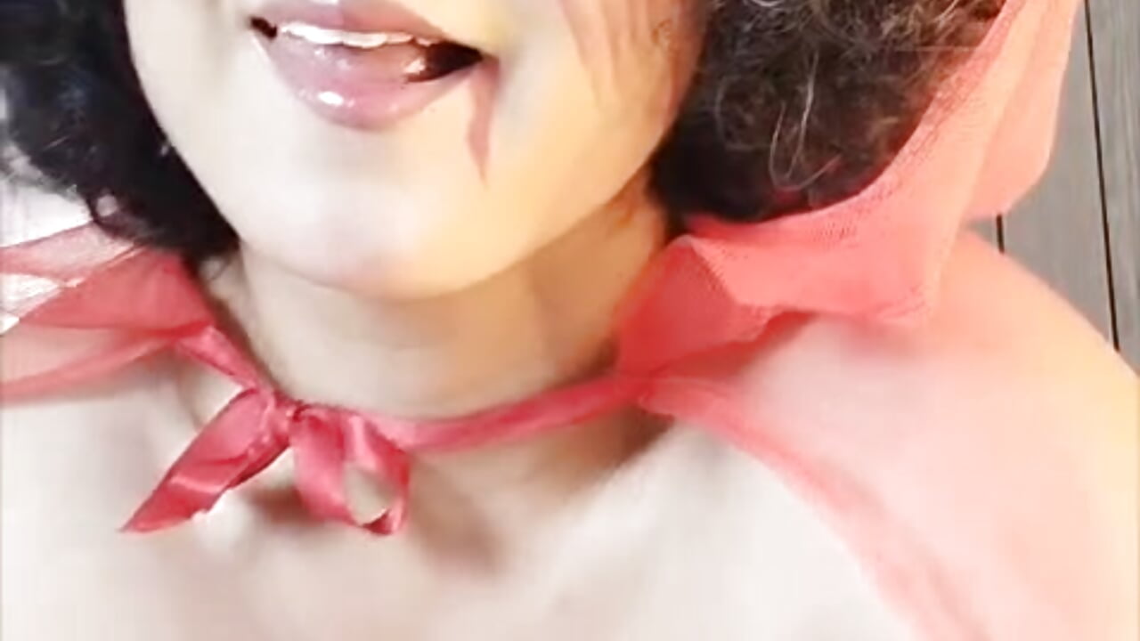 hottest little red hood 👄🦵💪🔥 - video by MartiRuis10 cam model