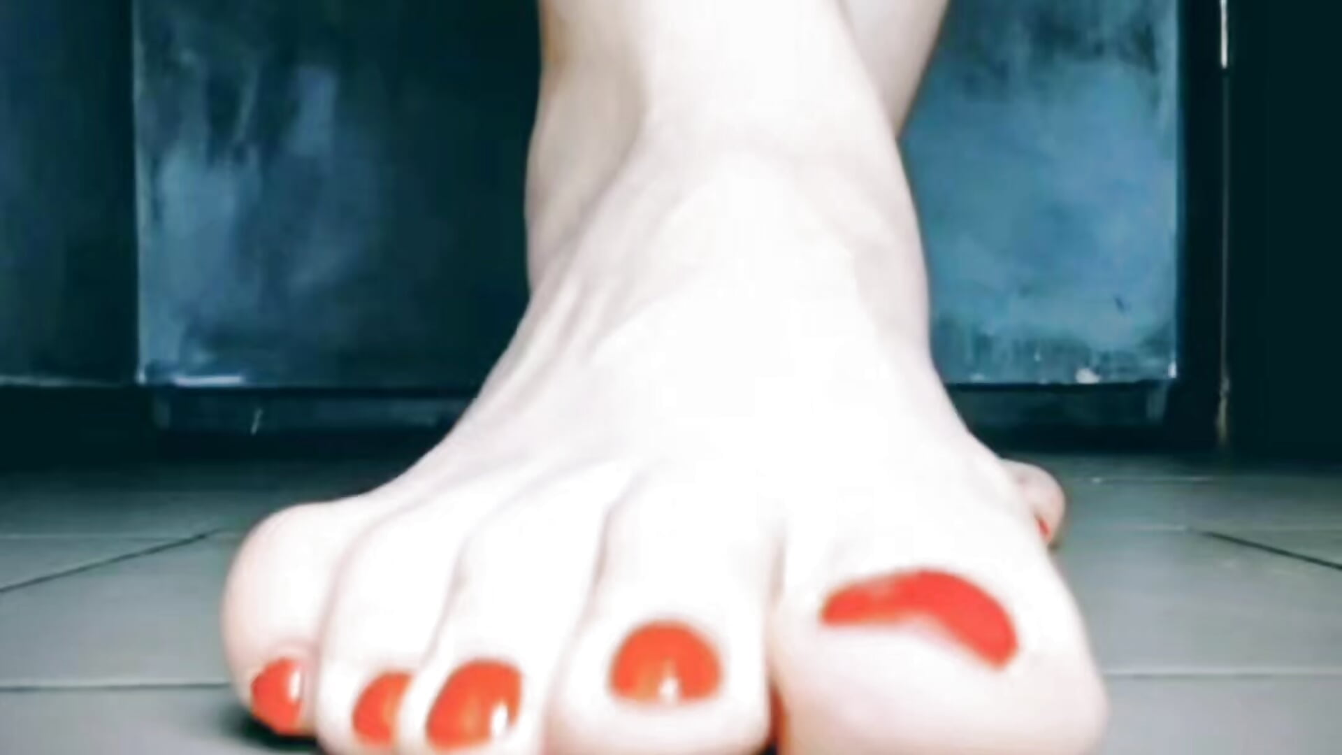 Beautiful red toes - video by MagnoliaVS cam model