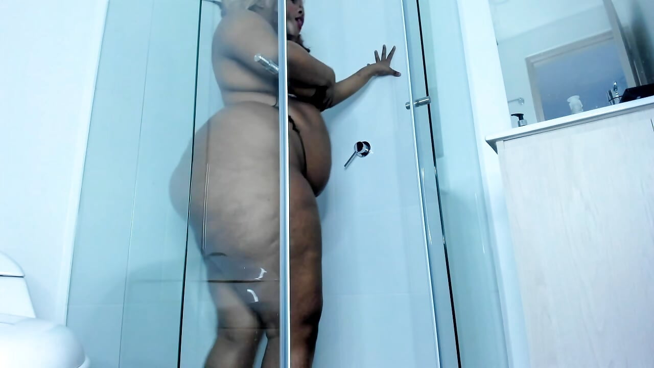 Dance sexy in the bathroom - video by NxyChloe cam model