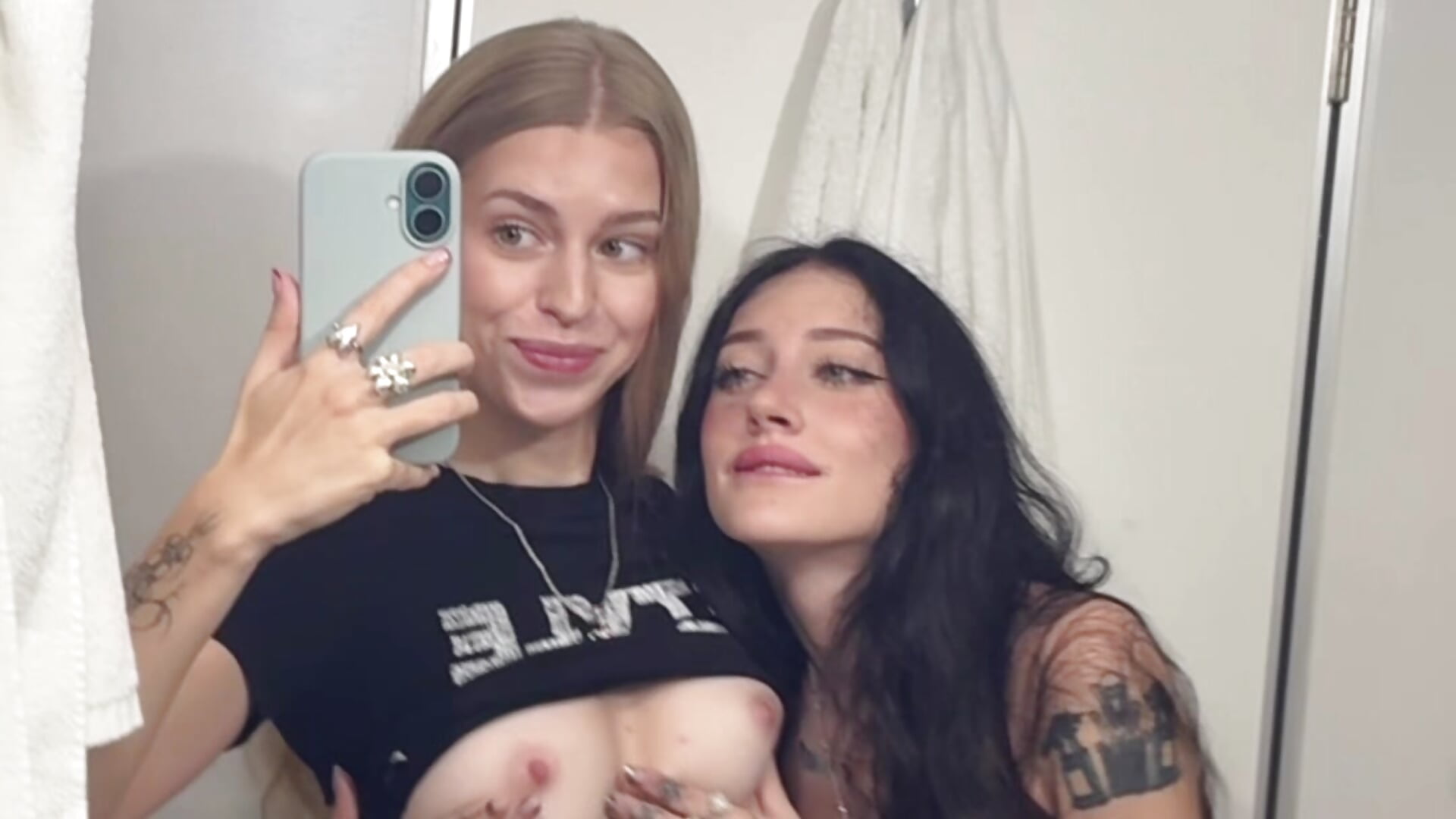 Melissa playing with my boobs 🍒 - סרטון של kira_mia, דוגמן/ית מצלמה