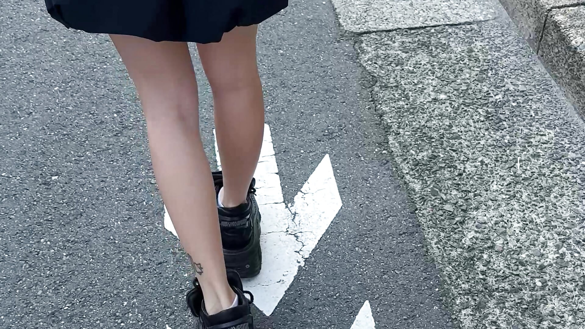 naughty outdoor 😱🤪 - video by kira_mia cam model