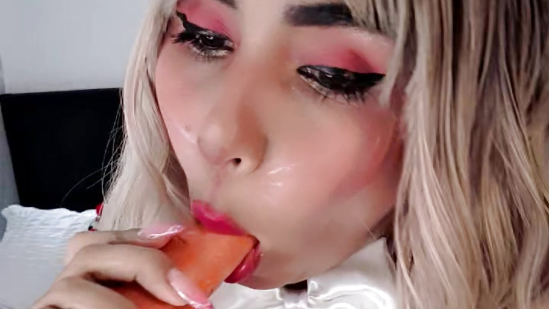 🥕🐇Sucking on the carrot like a naughty bunny🤩😚🥕