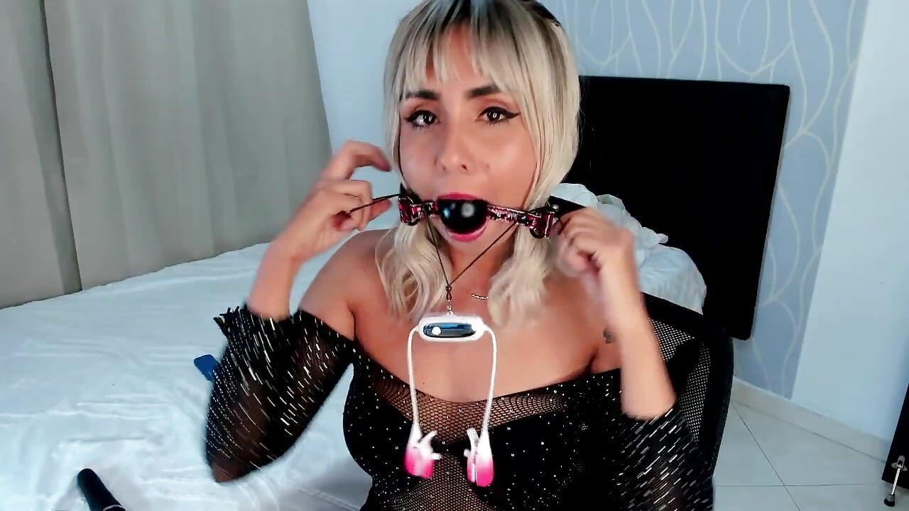 BALL GAG ON HOT BLONDE 😈 - Video von Emilyvalk_ Cam-Model