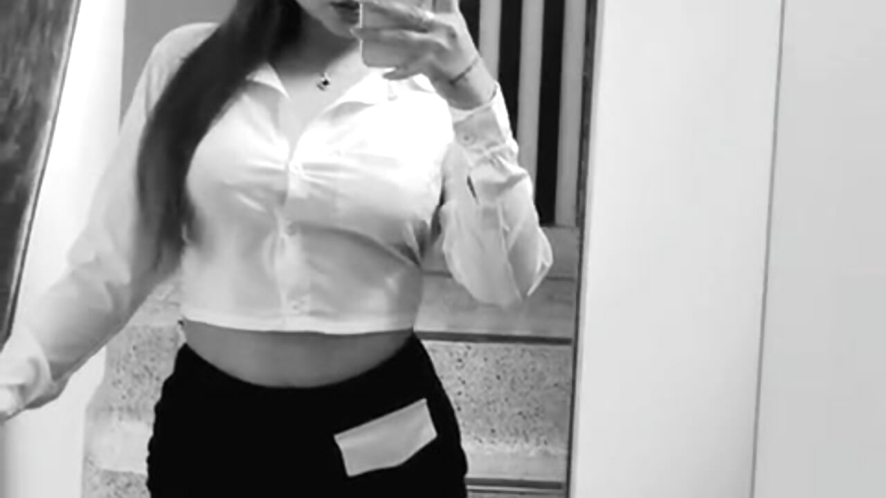 Formal on the outside, naughty on the inside – video modela na kameri Beella1_