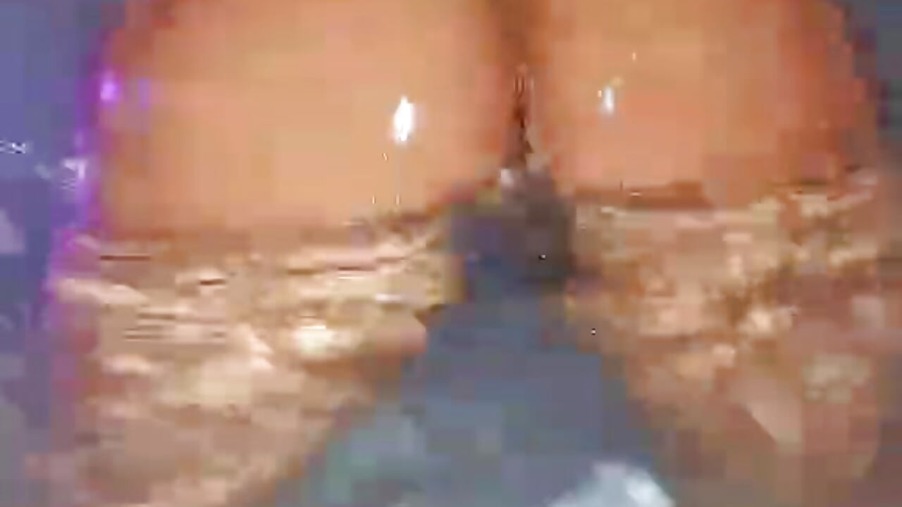 Jacuzzi Naked Booty - video by Strawberrycurv cam model