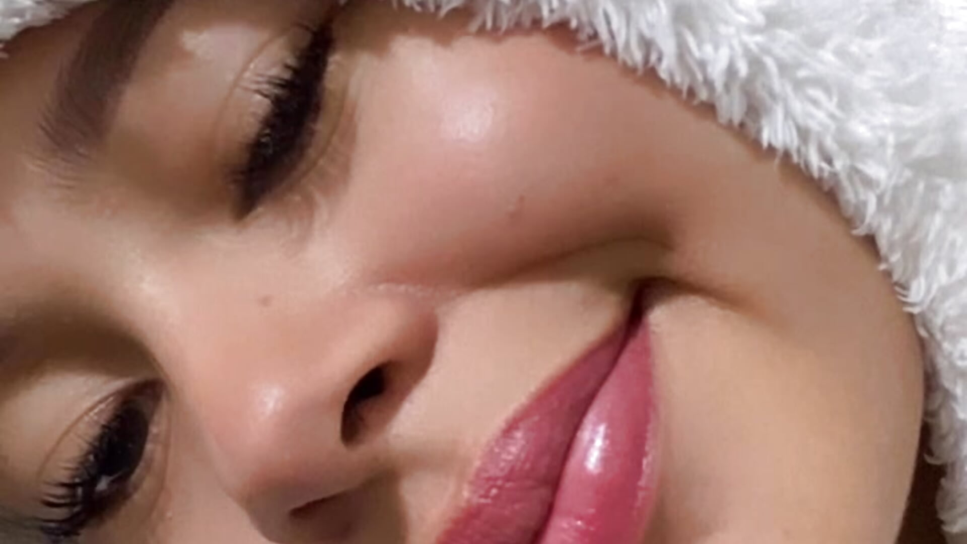 Hello✨🤍 - video by PaulaCruz01 cam model