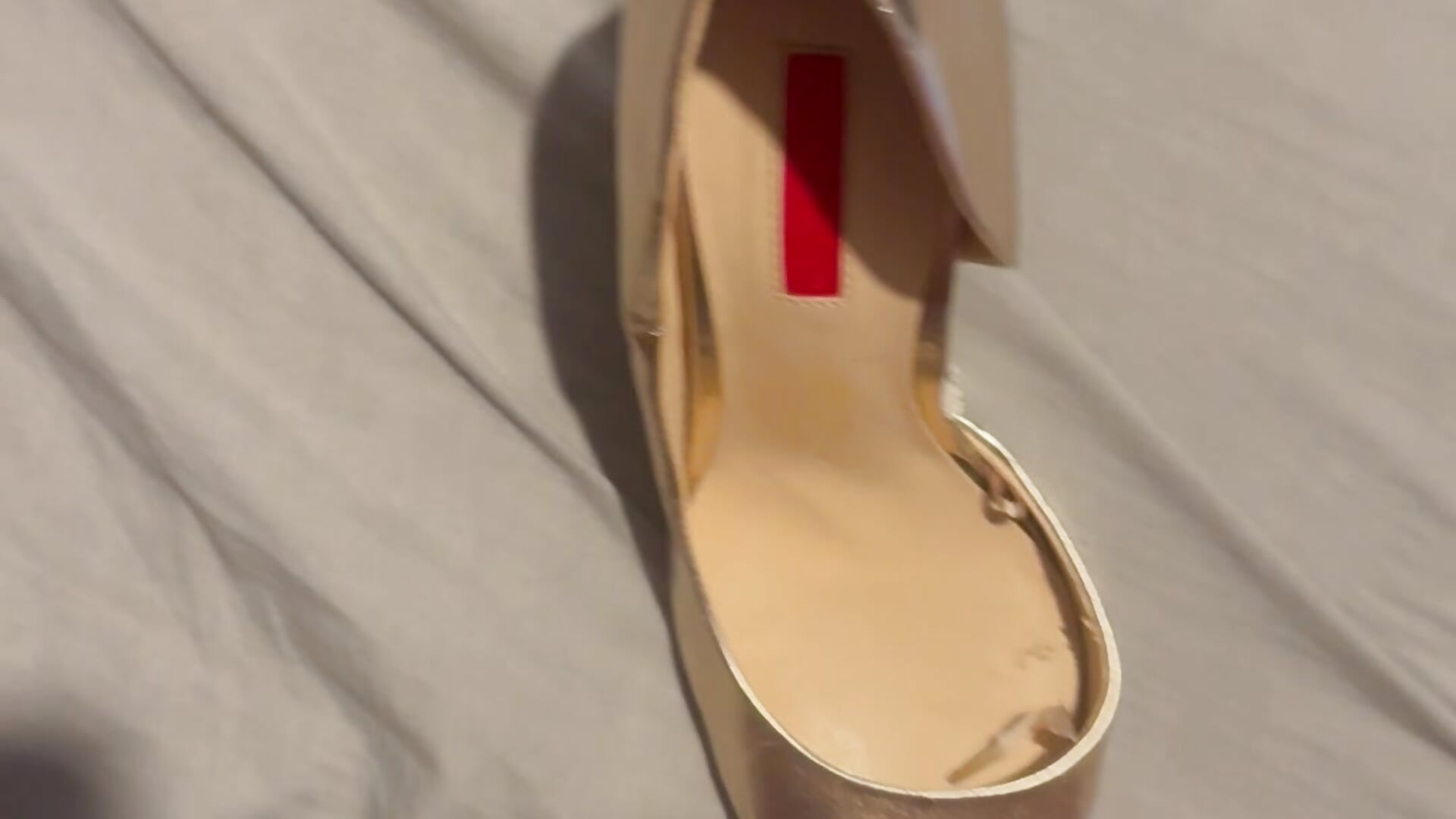 Cum over golden heels 2 - video van fortheloveofheels74 cam-model