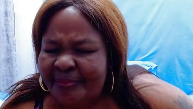 LICK DICK TOUNG OUT – video modela na kameri MatureMilfxxx