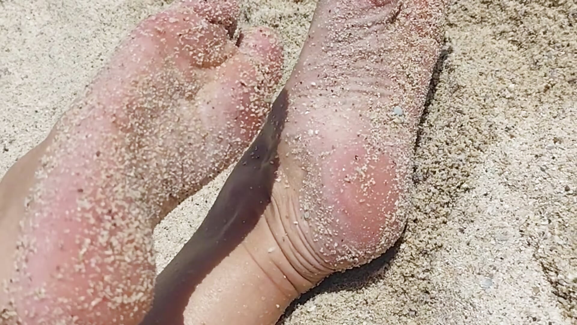Sandy feet on the beach - video by ElenaVixen cam model
