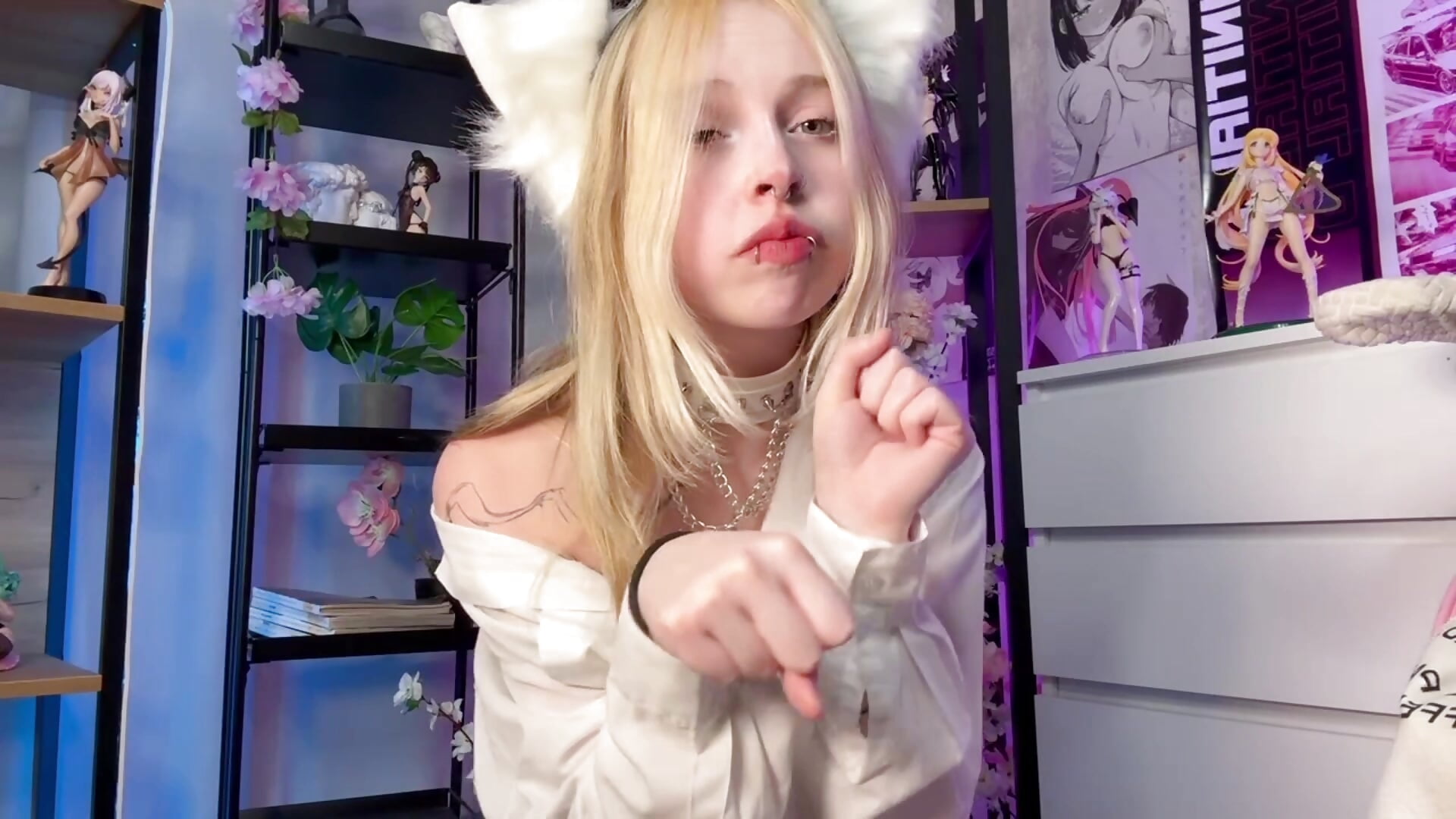 The dream of a cat wife is already a reality - video by YoungMysliwiec cam model