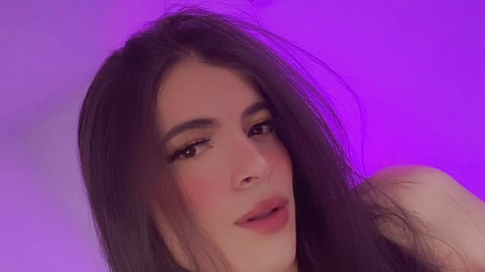 3A6B39EC-7FA1-41F5-88B6-1BA819245B30 - video av Lucyansex cam-modell