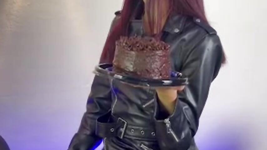 Come here~ I have some cake for you..🎂 - Sara_swift9主播的视频