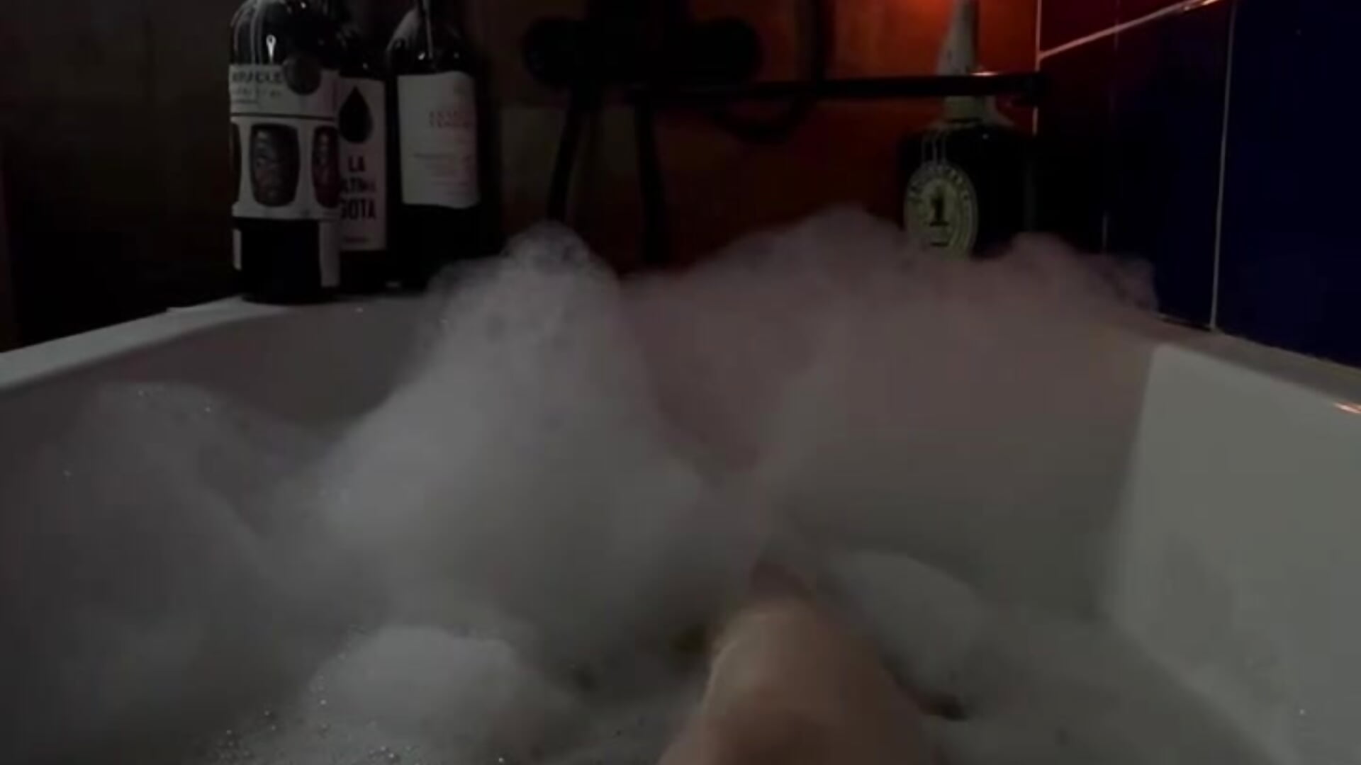 Bath time - video di ShineJoan modella di cam