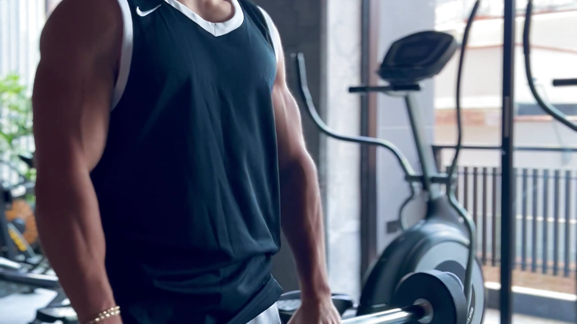 Shoulders - video by JUSTIN_JHONS cam model