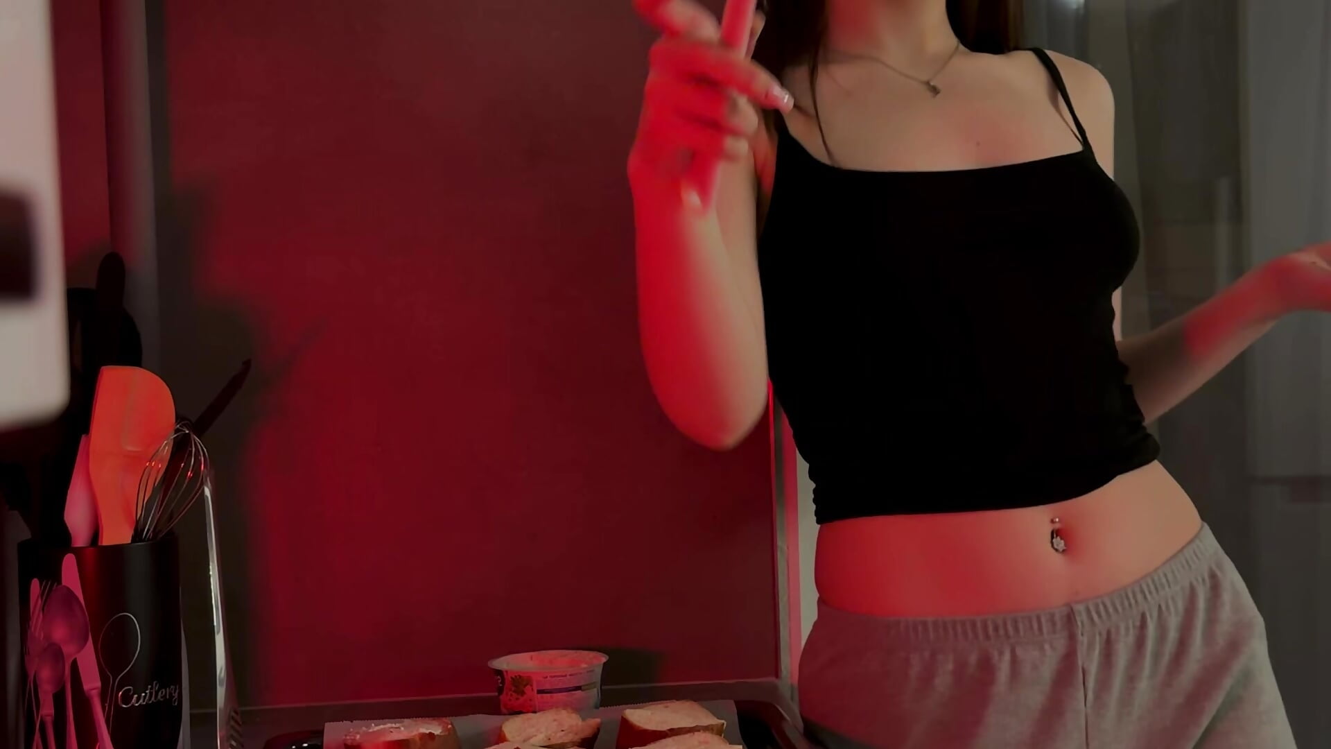 It's hot in the kitchen. And it's not just from the stove💋❤️ - Video von AliceAtkins Cam-Model